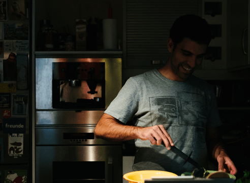 Mann in der Küche in der Nacht