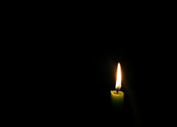 Kerze in der Dunkelheit