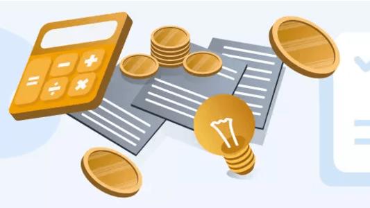 Rechner und Papier umgeben von Münzen, um Stromkosten berchnen zu können