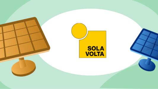 Gelbe und blaue Solaranlage mit SOLAVOLTA Logo