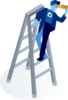 Mann steht mit Fernglas auf Leiter