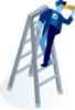 Mann auf Leiter mit Fernglas